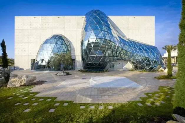DaliMuseum_FullView_Enigmas_Credit_Moris_Moreno